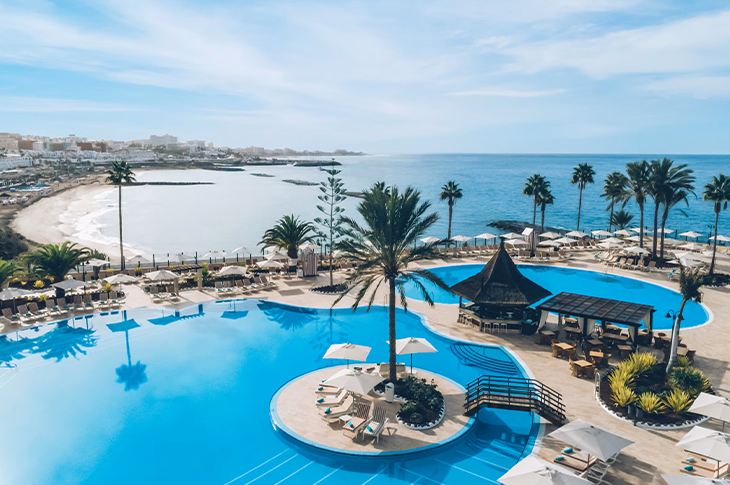 Costa Adeje vereint einige der luxuriösesten Fünf-Sterne-Hotels mit All-Inclusive- und direktem Zugang zum Strand