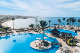 Costa Adeje reúne algunos de los hoteles de cinco estrellas más lujosos, con régimen de todo incluido y acceso directo a la playa Costa Adeje reúne algunos de los hoteles de cinco estrellas más lujosos, con régimen de todo incluido y acceso directo a la playa