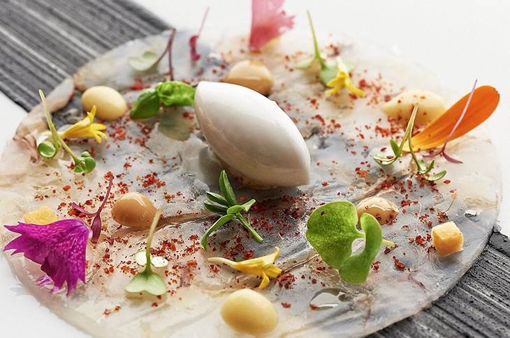 Das Ritz-Carlton bietet seinen Gästen acht gastronomische Konzepte, darunter insbesondere das mit zwei Michelin-Sternen ausgezeichnete Restaurant M.B., das von Küchenchef Martín Berasategui geleitet wird