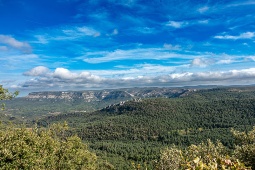 Panoramavy över klippformationerna i Els Motllats i Prades bergen naturpark (Katalonien, Spanien) Panoramavy över klippformationerna i Els Motllats i Prades bergen naturpark (Katalonien, Spanien)