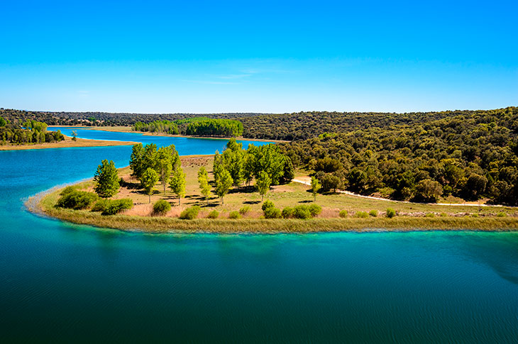 O Parque Natural das Lagunas de Ruidera é composto pelo reservatório Peñarroya e quinze lagoas, incluindo a lagoa Conceja (na imagem)