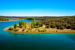 O Parque Natural das Lagunas de Ruidera é composto pelo reservatório Peñarroya e quinze lagoas, incluindo a lagoa Conceja (na imagem)