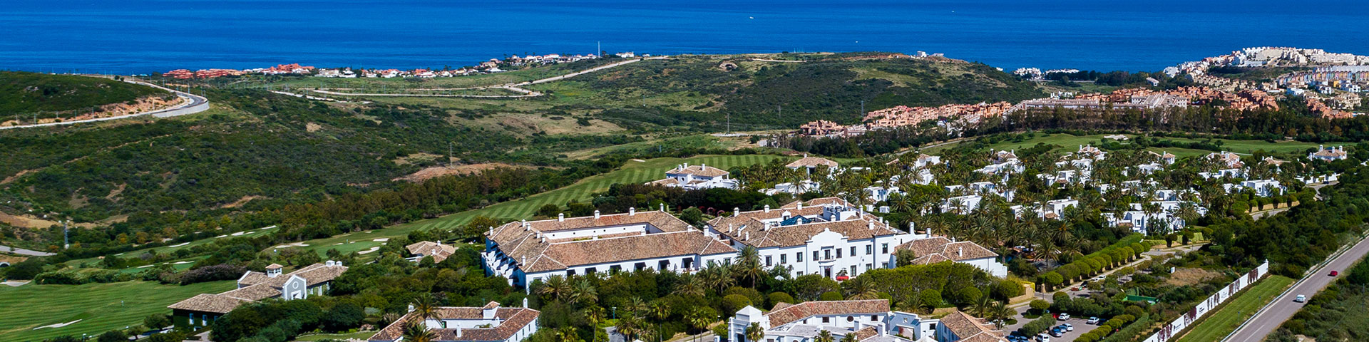 En una superficie de 215 hectáreas, Finca Cortesín (Málaga) se estructura en 6 grandes áreas: Hotel, Residencial, Campo de Golf, Spa & Zona Deportiva, Club de Playa y Galería Comercial