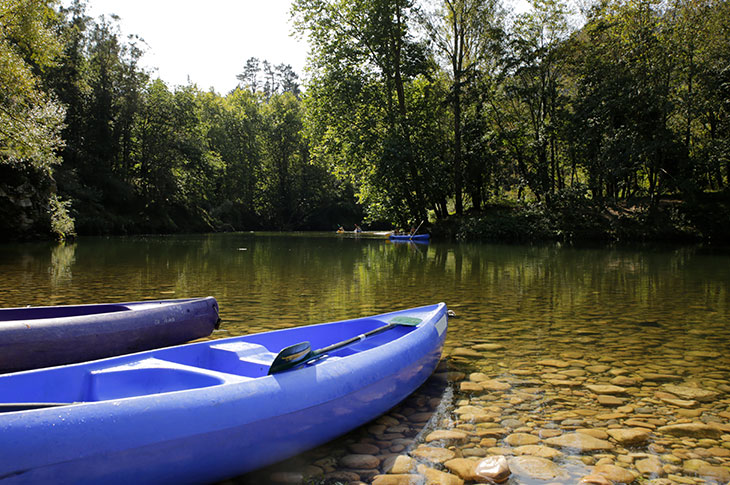 El descenso en kayak o canoa por el río Sella es una de las actividades más genuinas de la región de Asturias El descenso en kayak o canoa por el río Sella es una de las actividades más genuinas de la región de Asturias