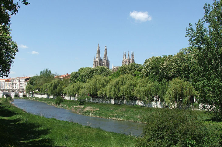 Burgos, intimamente ligada à figura histórica e lendária de El Cid, é uma cidade turística muito atraente com um percurso fácil. Na imagem, um dos acessos mais recomendados à rota pelo rio Arlanzón © Consorcio Camino del Cid | E Cappa Segis Burgos, intimamente ligada à figura histórica e lendária de El Cid, é uma cidade turística muito atraente com um percurso fácil. Na imagem, um dos acessos mais recomendados à rota pelo rio Arlanzón © Consorcio Camino del Cid | E Cappa Segis