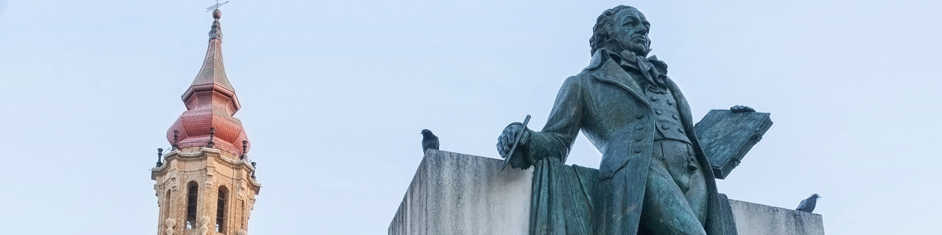 Denkmal für Francisco de Goya in Saragossa (Plaza del Pilar) mit dem Turm der Kathedrale La Seo del Salvador im Hintergrund