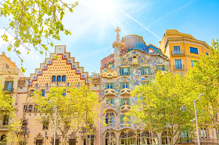Noteikti jāapmeklē Katalonijas arhitekta Antonija Gaudi leģendārais nams Casa Batlló, kas atrodas Passeig de Gràcia, Barselonā © Shutterstock Noteikti jāapmeklē Katalonijas arhitekta Antonija Gaudi leģendārais nams Casa Batlló, kas atrodas Passeig de Gràcia, Barselonā © Shutterstock