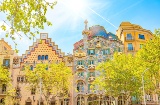 Den legendariska Casa Batlló, ritad av den katalanske arkitekten Antoni Gaudí, är ett måste på Passeig de Gràcia, Barcelona.