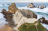 Luftfoto af klippeformationerne og klipperne langs Portio Beach (Costa Quebrada Geopark)