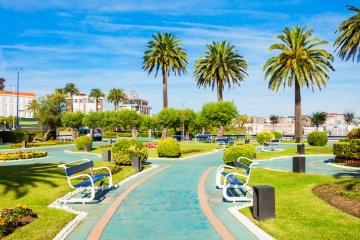 Jardines de Piquío -puisto Santanderissa (Kantabria, Espanja) sijaitsee Sardinero-rannan vieressä © Shutterstock