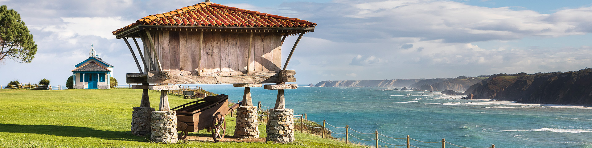 Asturialainen hórreo Regalinan luostarin vieressä Cadavedon © kylässä Vihreässä Espanjassa | Noe Baranda