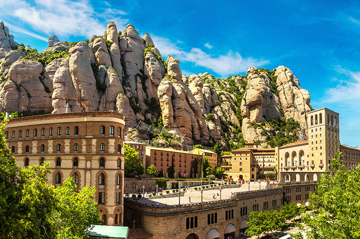 Vista aérea de la abadía de Santa María de Montserrat situada en la montaña de Montserrat Vista aérea de la abadía de Santa María de Montserrat situada en la montaña de Montserrat