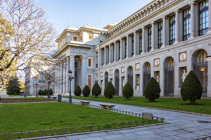 Fachada del Museo Nacional del Prado, una de las tres grandes pinacotecas del Paseo del Arte de Madrid, integrado en el Paisaje de la Luz y visitable junto al Thyssen-Bornemisza y el Reina Sofía con un único abono.