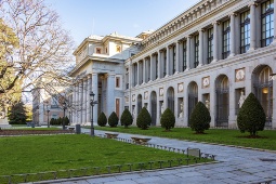 Fachada del Museo Nacional del Prado, una de las tres grandes pinacotecas del Paseo del Arte de Madrid, integrado en el Paisaje de la Luz y visitable junto al Thyssen-Bornemisza y el Reina Sofía con un único abono.