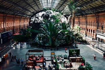 Vy över huvudhallen i Atocha tågstation, Madrid