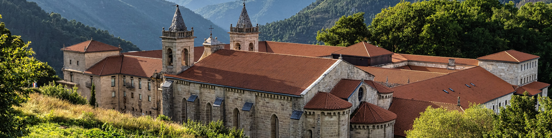 El Parador de Santo Estevo se encuentra en el corazón de la Ribeira Sacra, rodeado de naturaleza y con unas vistas panorámicas del cañón del río Sil