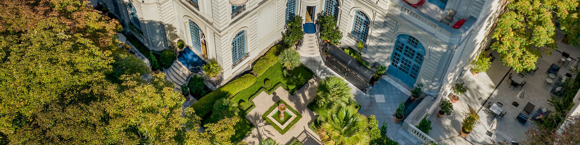 Vista cenital del lujoso Hotel Santo Mauro 5*, que consta de tres edificios rodeados del jardín privado más sofisticado de la ciudad, con castaños centenarios, fuentes y terrazas
