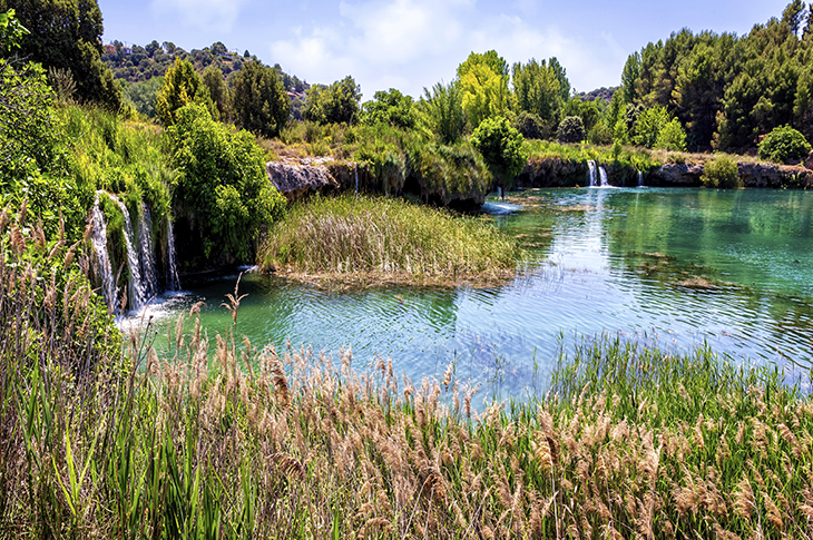 ¡Al abordaje! es una ruta temática familiar para sentirse piratas durante un día mientras se explora el paisaje y las cascadas del Parque Natural de las Lagunas de Ruidera ¡Al abordaje! es una ruta temática familiar para sentirse piratas durante un día mientras se explora el paisaje y las cascadas del Parque Natural de las Lagunas de Ruidera