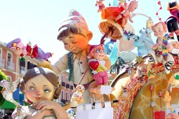 Os ninots, monumentos satíricos, são queimados na famosa noite do Cremà © Shutterstock