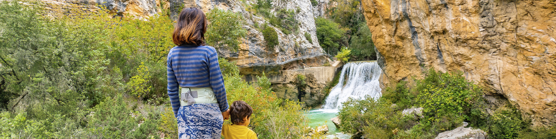 Visiting the waterfalls on the Vero River (Alquézar, Huesca) is a must-do activity for families with young children