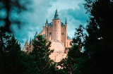 Vista del célebre Alcázar de Segovia de España, uno de los castillos medievales más famosos y visitados del mundo