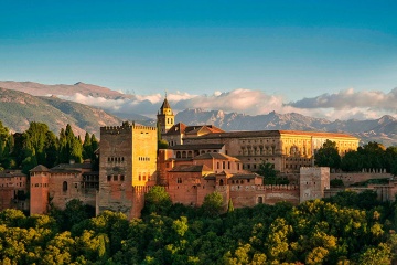 La Alhambra de Granada en España desde el mirador de San Nicolás