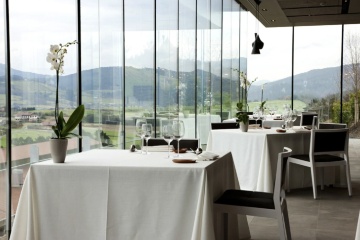 Azurmendi, del chef Eneko Atxa, es un edificio bioclimático singular integrado en la naturaleza, que fue premiado como el restaurante más sostenible del mundo en 2018