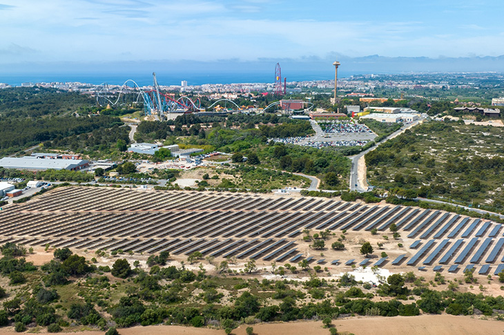 PortAventura World izmanto 11 102 saules paneļus, lai segtu trešdaļu no nepieciešamajām enerģētiskajām vajadzībām, kas saistītas ar amerikāņu kalniņiem un pārējām iekārtām © PortAventura World PortAventura World izmanto 11 102 saules paneļus, lai segtu trešdaļu no nepieciešamajām enerģētiskajām vajadzībām, kas saistītas ar amerikāņu kalniņiem un pārējām iekārtām © PortAventura World
