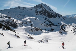 A estação Baqueira Beret está localizada entre as regiões de Vall d'Aran e Pallars Sobirà, e é a maior área de esqui da Catalunha, com 165 quilômetros