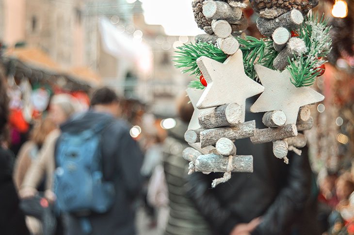 La Feria de Santa Llúcia es un mercado navideño que se monta cada año cerca de la Catedral de Barcelona