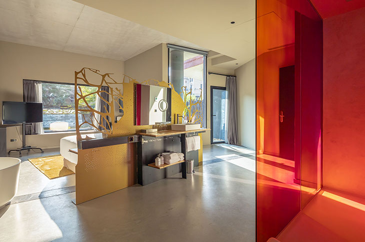 Nos quartos do Hotel Viura (Rioja Alavesa), destaca-se o brutalismo do betão e da madeira maciça © Hotel Viura