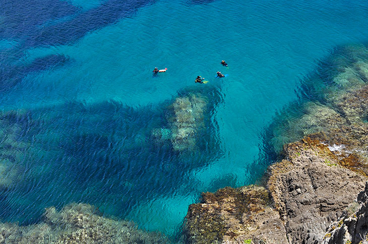 Grupo de submarinistas en el Parque Natural de Cabo de Gata-Níjar, en Almería, característico por sus formaciones rocosas Grupo de submarinistas en el Parque Natural de Cabo de Gata-Níjar, en Almería, característico por sus formaciones rocosas