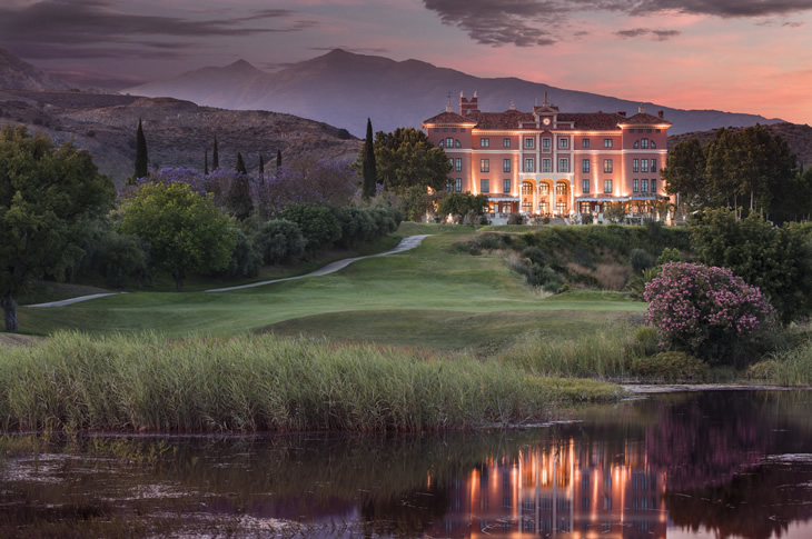 Anantara Villa Padierna ligger i Benahavís (Marbella) og skiller sig ud som et af de førende hoteller på Costa del Sol, kendt for sine fantastiske suiter og villaer, tre golfbaner og en af Málagas mest sofistikerede madoplevelser Anantara Villa Padierna ligger i Benahavís (Marbella) og skiller sig ud som et af de førende hoteller på Costa del Sol, kendt for sine fantastiske suiter og villaer, tre golfbaner og en af Málagas mest sofistikerede madoplevelser