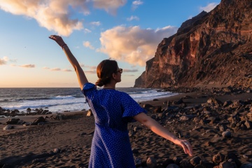 Billede af en rejsende på den vulkanske sandstrand Playa del Inglés i Valle Gran Rey på La Gomera,Islas Canarias