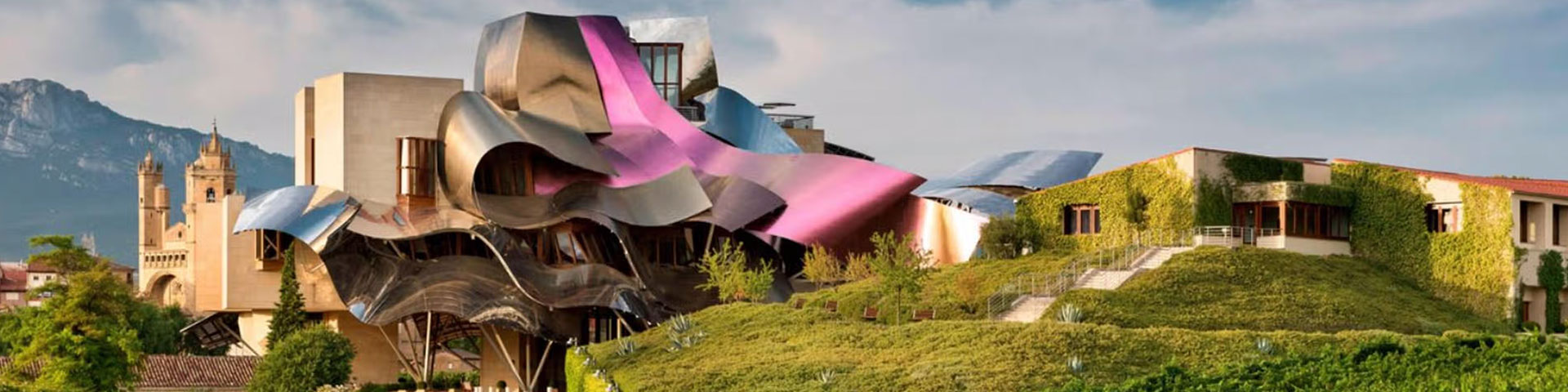 Situado en la Ciudad del Vino del Marqués de Riscal, este hotel de 5 estrellas en Elciego (Rioja Alavesa) es un chateaux del siglo XXI que fue diseñado por el arquitecto Frank Gehry