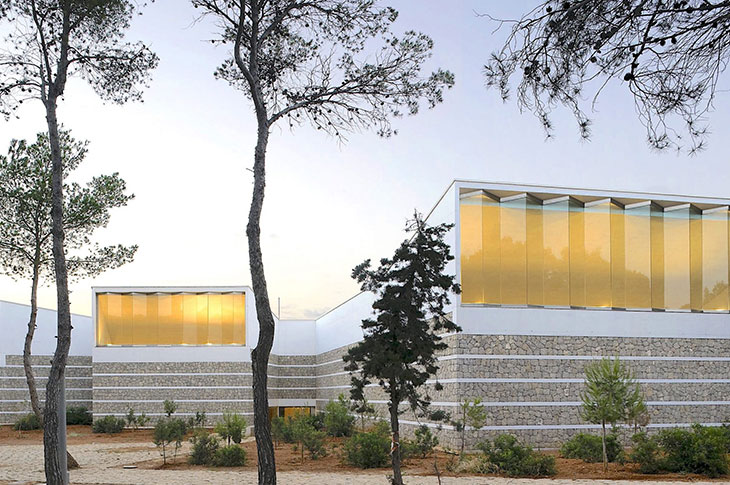 O Centro de Congressos Santa Eulália é um edifício moderno inaugurado em 2008 com o qual a ilha está na vanguarda das reuniões e do turismo MICE O Centro de Congressos Santa Eulália é um edifício moderno inaugurado em 2008 com o qual a ilha está na vanguarda das reuniões e do turismo MICE