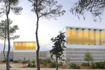 O Centro de Congressos Santa Eulália é um edifício moderno inaugurado em 2008 com o qual a ilha está na vanguarda das reuniões e do turismo MICE