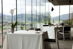 Sala principal do Azurmendi (Larrabetzu, Vizcaya), um espaço gastronômico dirigido pelo chef Eneko Atxa
