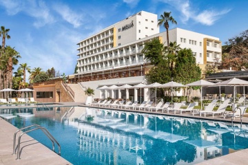 Meliá Lloret de Mar, reaberto em 2024 como hotel cinco estrelas, possui 11 salas para a realização de eventos e 50.000 m2 de jardins