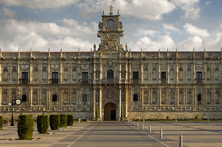 Facade of the León Parador Facade of the León Parador