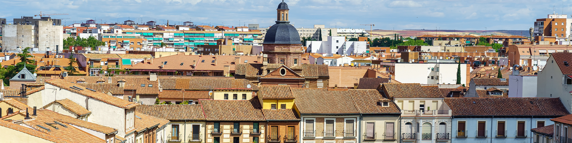 Vista de Alcalá de Henares, destino del Tren de Cervantes, una propuesta cultural que acerca al viajero al legado del autor de Don Quijote y al patrimonio histórico de la ciudad.