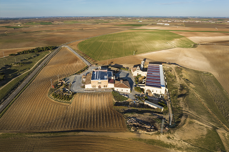 Vista aérea de una bodega en las afueras de Rueda, en Valladolid, uno de los enclaves destacados de la Ruta del Vino de Rueda, ligada al paisaje vitivinícola de la Denominación de Origen. Vista aérea de una bodega en las afueras de Rueda, en Valladolid, uno de los enclaves destacados de la Ruta del Vino de Rueda, ligada al paisaje vitivinícola de la Denominación de Origen.