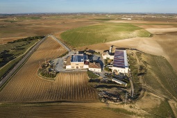 Vista aérea de una bodega en las afueras de Rueda, en Valladolid, uno de los enclaves destacados de la Ruta del Vino de Rueda, ligada al paisaje vitivinícola de la Denominación de Origen. Vista aérea de una bodega en las afueras de Rueda, en Valladolid, uno de los enclaves destacados de la Ruta del Vino de Rueda, ligada al paisaje vitivinícola de la Denominación de Origen.