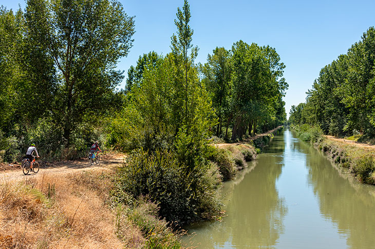 Ciclistas a percorrer parte do percurso do Canal de Castela em Valladolid © Shutterstock Ciclistas a percorrer parte do percurso do Canal de Castela em Valladolid © Shutterstock