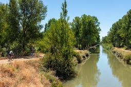 Ciclistas a percorrer parte do percurso do Canal de Castela em Valladolid © Shutterstock