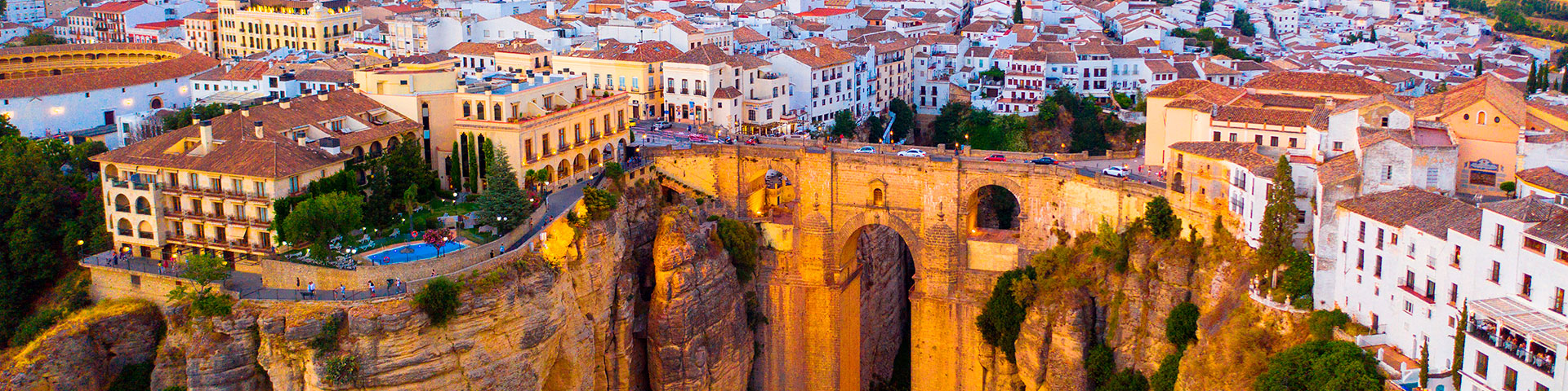 The urban center of Ronda (Malaga) is split between the two sides of the Tajo de Ronda, a gorge more than 100 meters deep. Its old town is declared a Cultural Heritage Site