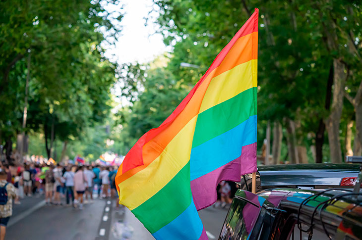 Madrides Orgullo galvenais pasākums, lielā demonstrācija, notiks 4. jūlijā, pārvēršot galvaspilsētu par daudzveidības un iekļaušanas epicentru ar koncertiem, parādēm un tradicionālo proklamēšanu Čuecā Madrides Orgullo galvenais pasākums, lielā demonstrācija, notiks 4. jūlijā, pārvēršot galvaspilsētu par daudzveidības un iekļaušanas epicentru ar koncertiem, parādēm un tradicionālo proklamēšanu Čuecā