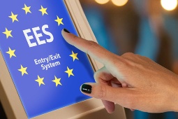 Em aeroportos, portos e passagens terrestres, os passageiros usam quiosques ou cabines de autoatendimento, onde apresentam seu passaporte e têm suas impressões digitais e imagem facial capturadas