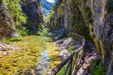 La Cerrada de Elías recorre una garganta sinuosa quebrada por el río Borosa en la Sierra de Cazorla (Jaén, España)