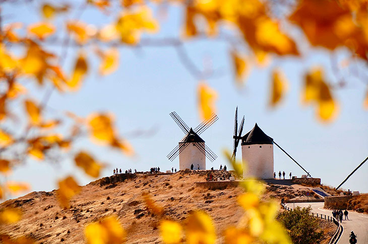 Molinos de viento en la localidad toledana de Consuegra, España